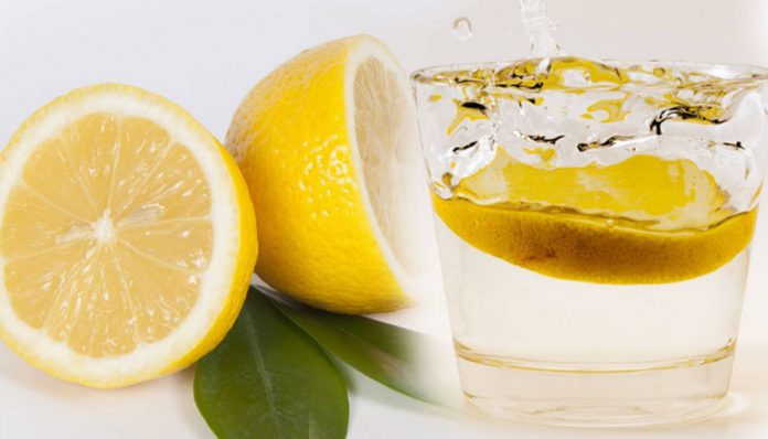 Jak przygotować wodę z cytryną?